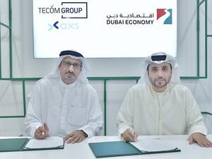 عمر بو شهاب، المدير التنفيذي لقطاع التسجيل والترخيص التجاري في دائرة التنمية الاقتصادية في دبي؛ والدكتور أيوب كاظم، مدير عام axs.