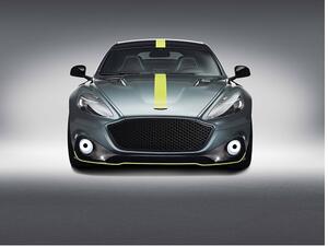 يعتبر الرمز AMR اختصاراً لاسم شركة Aston Martin Racing، وترسم العلامة التجارية ملامح ارتباط هندسي وجمالي بين فريق السباق الناجح في الشركة والسيارة المخصصة للسير على الطرقات.