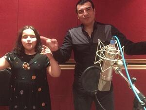 إيهاب توفيق و الطفلة (أشرقت) يغنيان لعيد الأم