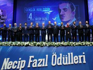 Legendary Turkish poet Necip Fazıl Kısakürek commemorated at award ceremony in Istanbul (Twitter)