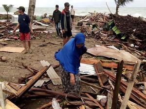 A tsunami kills at least 168  (Twitter)