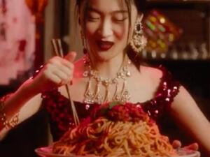 This Chinese model claims the 'racist' Dolce & Gabbana advert nearly ruined her (Twitter)