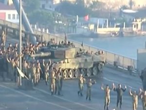استسلام قوات الانقلاب التي قطعت الجسر الفاصل بين أسيا وأوروبا، وكان قطع الجسر أول إجراءات إعلان الانقلاب