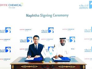 وقّعت شركة بترول أبوظبي الوطنية «أدنوك» اتفاقية مع شركة لوتي كيميكال تيتان في ماليزيا لبيع مليون طن سنوياً من مادة النافتا للشركة الماليزية على مدى 3 سنوات.
