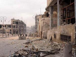 Syrian government troops take position in a heavily damaged area in the old city of Aleppo. (AFP PHOTO/STR)
