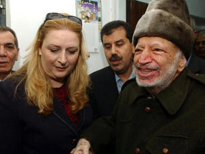 الرئيس الفلسطيني الراحل ياسر عرفات مع زوجته.  الرئيس الفلسطيني الراحل ياسر عرفات مع زوجته.