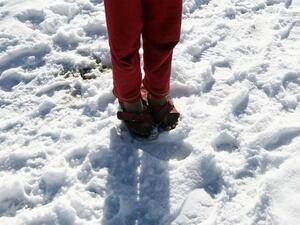 طفل سوري يغرز قدميه في الثلج. (ا.ف.ب). طفل سوري يغرز قدميه في الثلج. (ا.ف.ب).