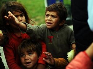 اطفال سوريون يتهافتون على الطعام في تركيا.  اطفال سوريون يتهافتون على الطعام في تركيا.