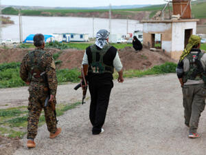 جنود أكراد في سوريا.  جنود أكراد في سوريا.