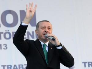 رئيس الوزراء التركي رجب طيب أردوغان يرفه إشارة "رابعة". (المصدر: إي أف بي).  رئيس الوزراء التركي رجب طيب أردوغان يرفه إشارة "رابعة". (المصدر: إي أف بي).