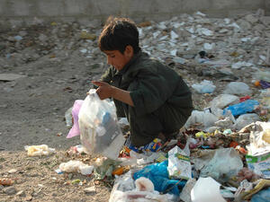 طفل يجمع قوته من القمامة طفل يجمع قوته من القمامة