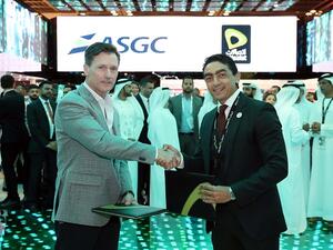 قام بتوقيع الاتفاقية كلٍ من راجي مجدي، نائب رئيس/مبيعات الشركات في "اتصالات"، وهيربرت فوكس مدير قسم تقنية المعلومات بشركة "إيه إس جي سي"