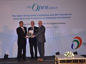 تم منح حسام جمعه محمد مدير إدارة ابتكار الخدمات قائد فريق الابتكار في جمارك دبي على جائزة الرئيس في فئة الابتكار لمساهمته في مبادرات وابتكارات التصميم المؤسسي في دائرة جمارك دبي