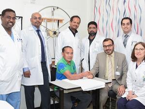 الدكتور محمد مرشد الدليمي استشاري أول جراحة اليد والتجميل ورئيس الفريق الجراحي للعملية رفقة المريض (خوسيه ماري جاي) .