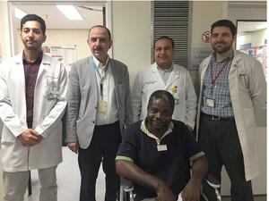 المريض مع بعض أعضاء الفريق المعالج.