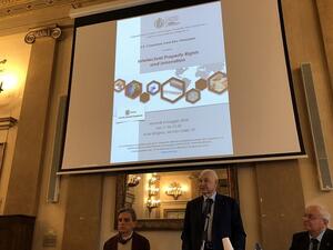 أشار الدكتور أبوغزاله الذي عمل مع العديد من المؤسسات العالمية المتخصصة بالملكية الفكرية لأكثر من 60 عاما، في حديثه للطلاب الى ان الملكية الفكرية اخترعت لتشجيع الابداع والابتكار.