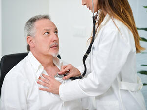 من أسباب تسارع ضربات القلب تناول الأدوية المنشّطة