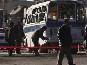 صورة أرشيفية لأفراد من الأمن الأفغاني يجمعون أدلة في موقع هجوم انتحاري بقنبلة في كابول يوم 12 يناير كانون الثاني 2011.

