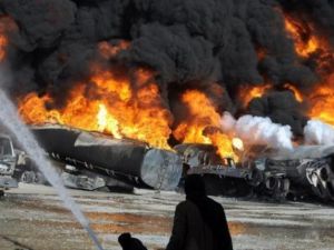 عامل اطفاء يحاول اخماد حريق شاخنات حلف الاطلسي في كويتا