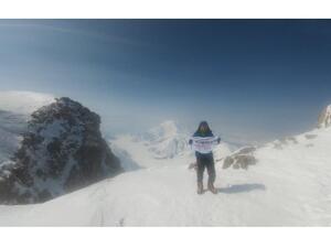 أحمد بني هاني خلال رحلته نحو قمة الجبل الأعظم