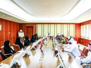 جاءت الجلسة ضمن الحلقات التي تنظمها الغرفة لموظفيها بهدف تنمية معارف وخبرات موظفي الغرفة وإيجاد كوادر قادرة على تقديم خدمات تعزز استدامة أعمال أعضاء الغرفة.