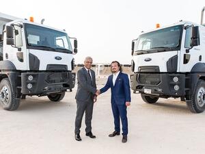 سنان أوغلو ، مدير منطقة الشرق الأوسط في شاحنات فورد ، أشوك خانا ، الرئيس التنفيذي لشركة الطاير للسيارات