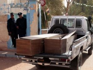 سيارة تحمل نعوشا فارغة في طريها لنقل ضحايا العملية/ا.ف.ب