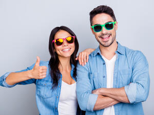 النساء يفضلن من يجعلهن مبتسمات (shutterstock.com)