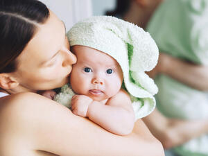 ينصح بالابتعاد عن غسل ملابس الأطفال بمنظفات الغسيل العطرية (shutterstock.com)