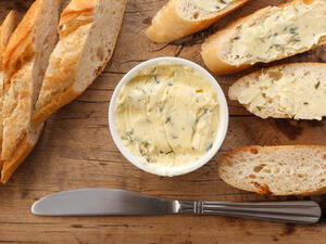 زبدة منكهة بالثوم والأعشاب