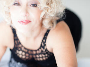 تحتاج المرأة بعد سن الأربعين العناية الشديدة ببشرتها من أجل الاحتفاظ بها شابة