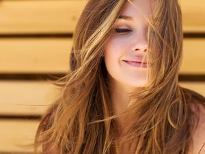 تتطلّع السيدات دوماً للحصول على شعر ناعم لامع