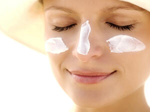 في الصيف يصعب عليكِ الخروج من المنزل بدون كريم واقي الشمس