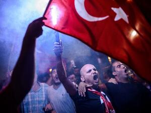Supporters of Turkish President Recep Tayyip Erdogan chant slogans at a rally at in Istanbul on July 18, 2016 (AFP/Ozan Kose)