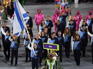 Israel's flagbearer Neta Rivkin leads her delegation during the opening ceremony of the Rio 2016 Olympic Games at the Maracana stadium in Rio de Janeiro on August 5, 2016. (AFP/Pedro Ugarte)