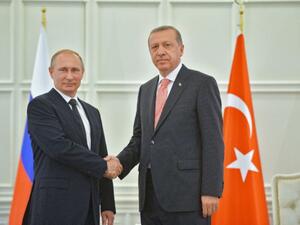 Russian President Vladimir Putin (L) shakes hands with Turkey's President Recep Tayyip Erdogan during a meeting in Baku on June 13, 2015. (AFP/Alexei Druzhinin)