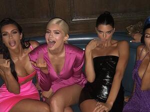 Middle fingers up! 'BIRTHDAY BEHAVIOR! WERE ALL TURNING 21!!' Kylie captioned the group shot of her family (Instagram)