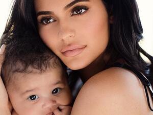 Kylie Jenner with daughter (Twitter)