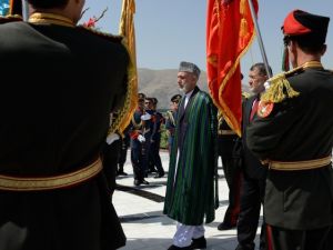 Afghan president Hamid Karzai inspects a guard of honor during Independence Day celebrations at the Defense Ministry compound in Kabul on August 19, 2013. (AFP/Shah Marai)