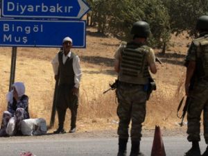 Turkish soldiers wait at a check point in Diyarbakir on July 26, 2015. (AFP/Ilyas Akengin)