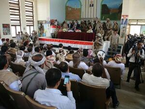 Yemeni President Abedrabbo Mansour Hadi (C-back) delivers a speech to army commanders and local officials during a surprise visit to inspect troops in Yemen's loyalist-held eastern city of Marib, on July 10, 2016. (AFP/File) 