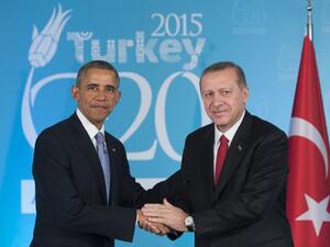US President Barack Obama (left) and his Turkish counterpart Recep Tayyip Erdogan shake hands during a meeting on the sidelines of the G20 summit in Antalya, on November 15, 2015. (AFP/Saul Loeb)