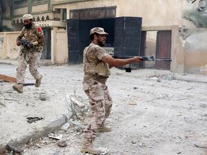 Forces loyal to Libya's UN-backed government on August 28, 2016 in Sirte during a military operation to clear IS group jihadists from the city. (AFP/Mahmud Turkia)