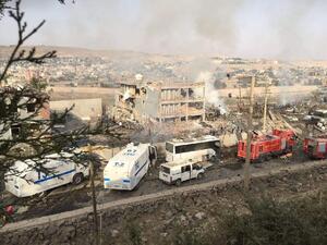 Turkish police and firefighters parked near a destroyed police headquarters in Cizre, southeastern Turkey, after a car bombing on August 26, 2016. (AFP/File)