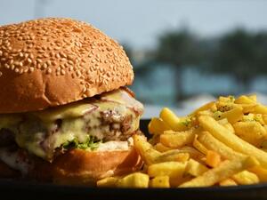 استمتع بوجبة شهية من بيرغر اللحم البقري المشوي الممتاز. 