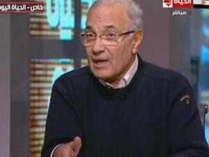 منذ أن عين أحمد شفيق في منصب رئيس الوزراء وهو يرتدي البلوفر!!