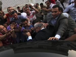 حراس المرشح أحمد شفيق يحاولون حمايته من الناخبون