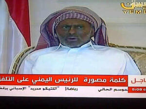 علي عبدالله صالح في ظهوره الأول بعد الهجوم عليه.