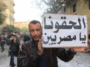 المصريون يطالبون برحيل المجلس العسكري عن السلطة.