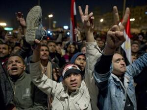 متظاهرون في ميدان التحرير يعبرون عن رفضهم لخطاب مبارك الأخير.